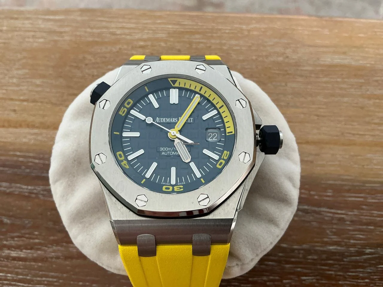 Audemars Piguet Royal Oak Offshore Diver Beautiful Blue/Yellow watch - Image 3